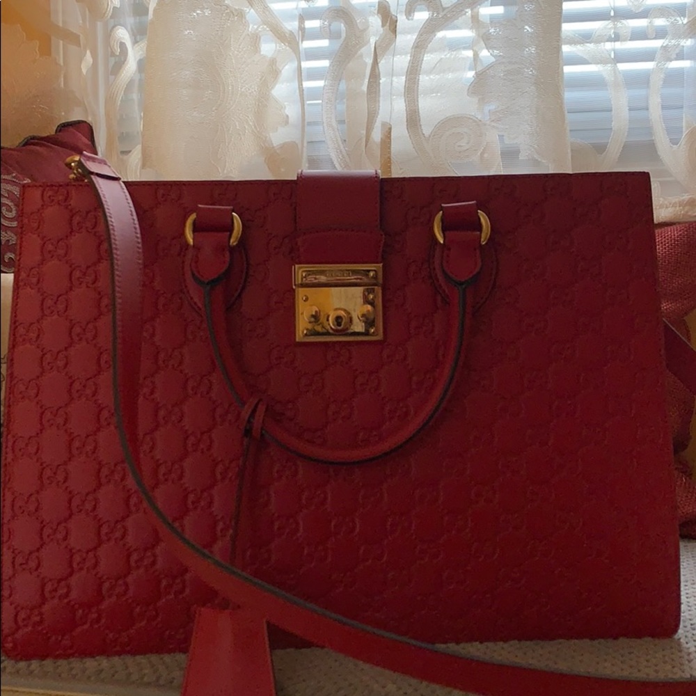 Authentic Pre-Owned Gucci Padlock Bag w/ Shoulder Strap.
